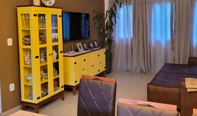 Sala de estar, decorada com a Cristaleira 2 Portas Amarela e o Balcão 4 Portas Amarela da Apaixone&Decore.